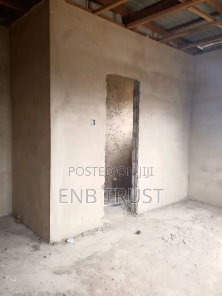 8bdrm House in Pokuase for sale