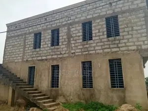 8bdrm House in Pokuase for sale