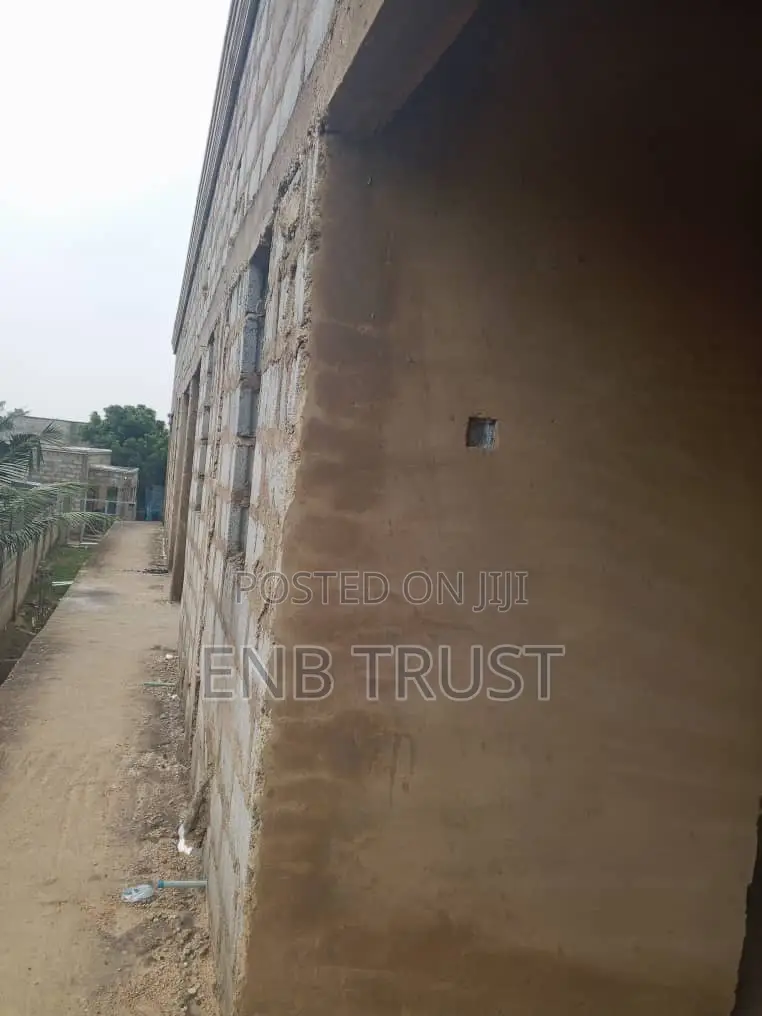 8bdrm House in Pokuase for sale