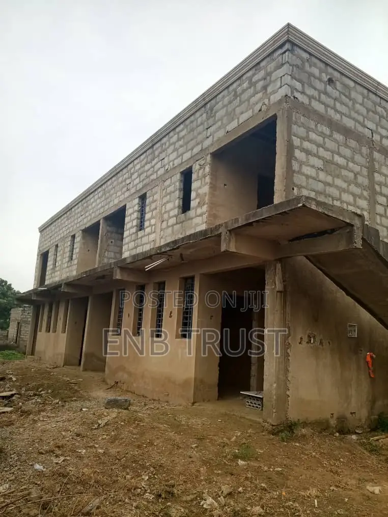 8bdrm House in Pokuase for sale