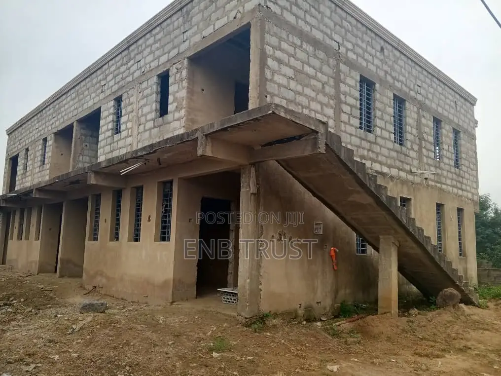 8bdrm House in Pokuase for sale