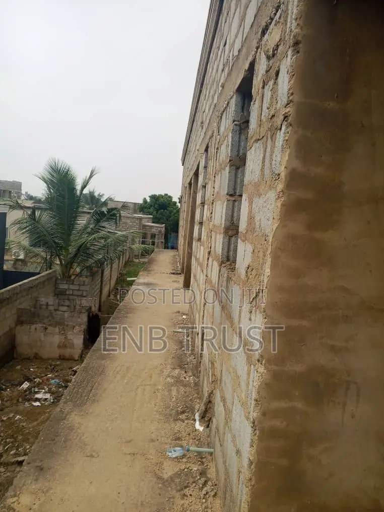 8bdrm House in Pokuase for sale