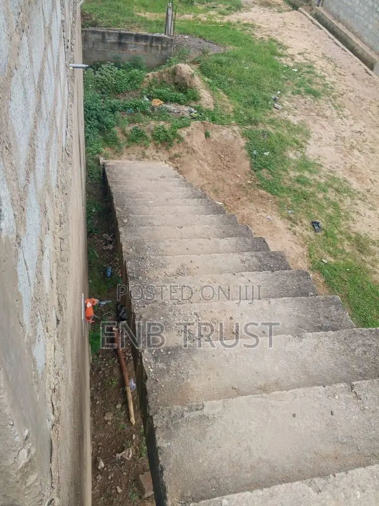 8bdrm House in Pokuase for sale