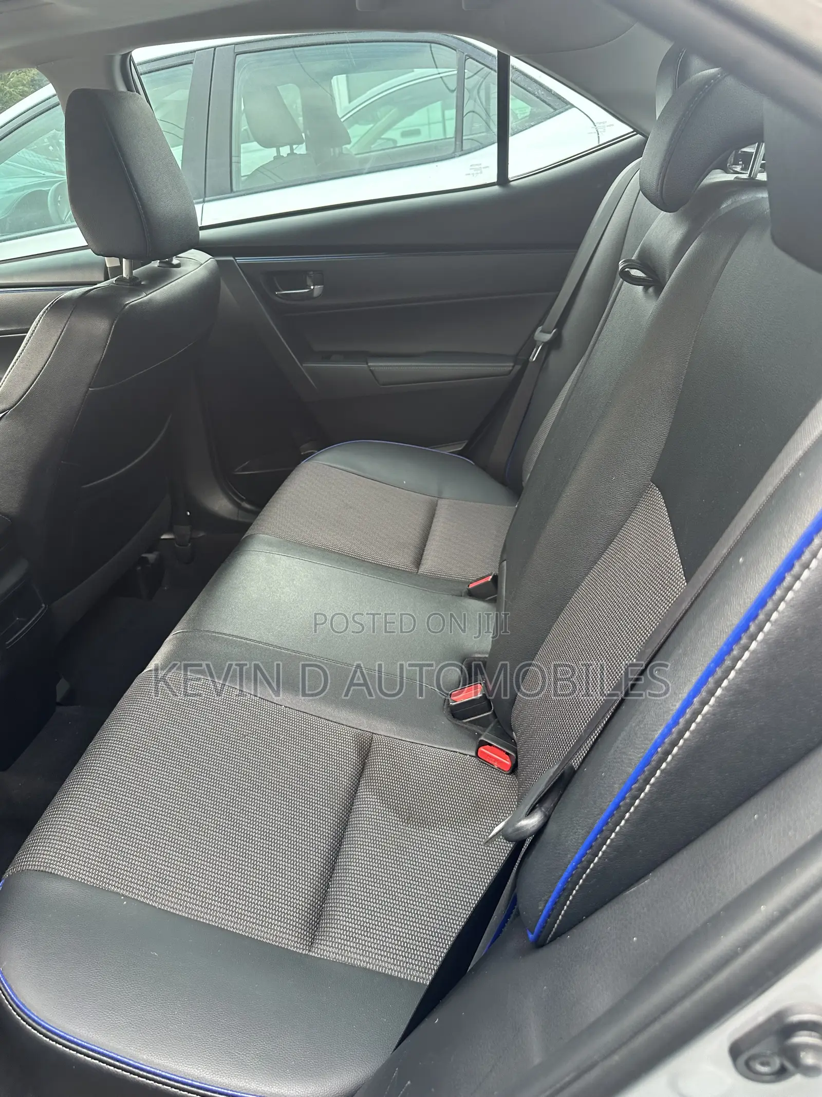 Toyota Corolla SE (1.8L 4cyl 6M) 2018 Silver