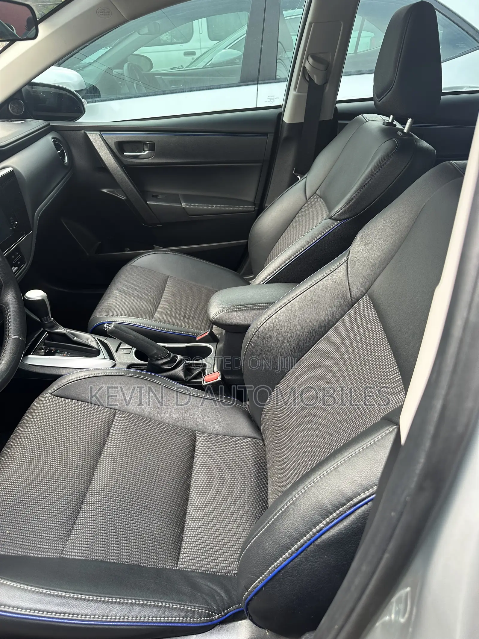 Toyota Corolla SE (1.8L 4cyl 6M) 2018 Silver