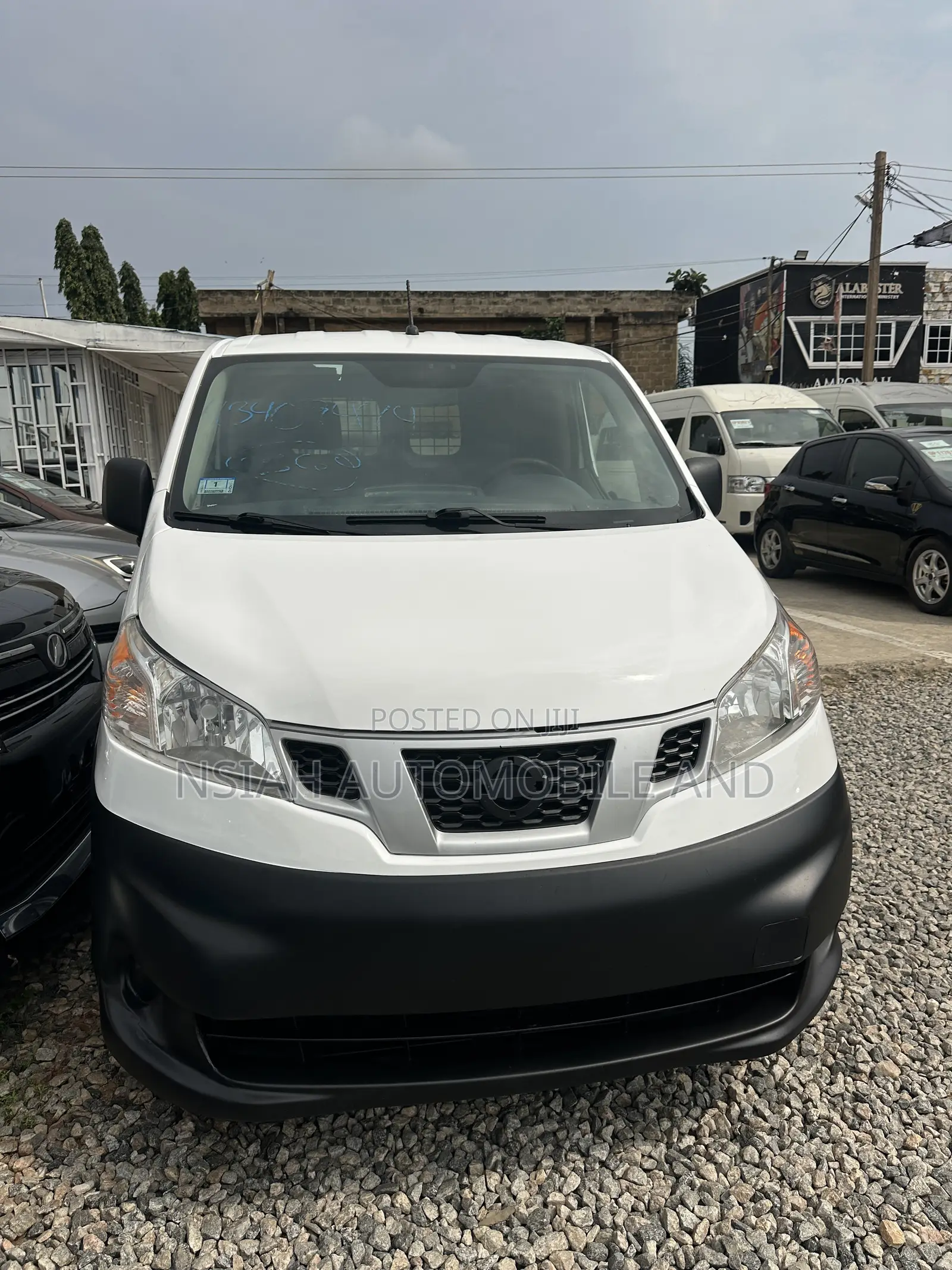Nissan Caravan (Urvan) 2017 White