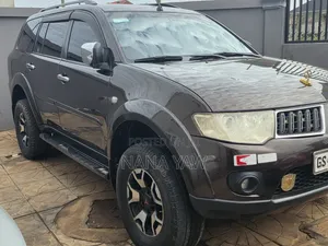 Mitsubishi Pajero Sport 2013 Brown