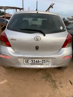 Toyota Vitz 2010 Silver