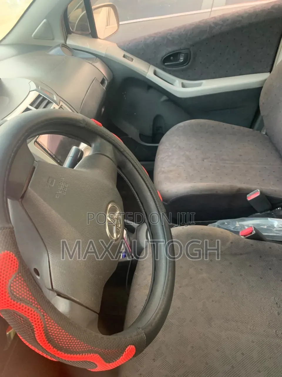 Toyota Vitz 2010 Silver