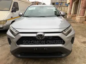 Toyota RAV4 XLE AWD 2023 Silver