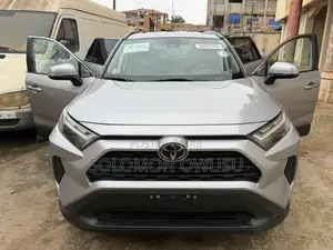 Toyota RAV4 XLE AWD 2023 Silver