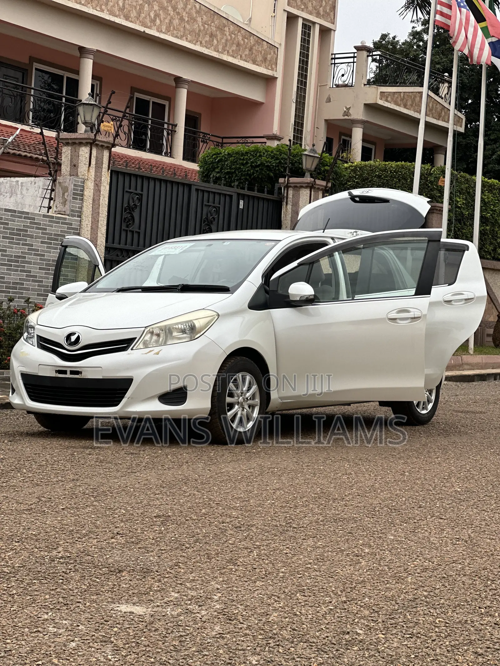 Toyota Vitz 1.3 FWD 3dr 2012 White