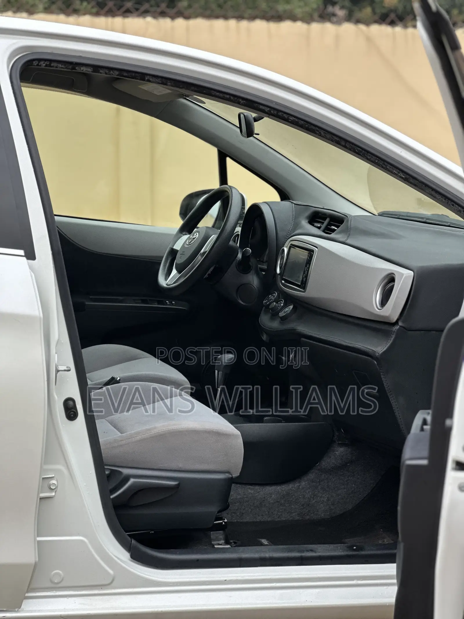 Toyota Vitz 1.3 FWD 3dr 2012 White