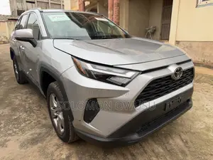 Toyota RAV4 XLE AWD 2023 Silver