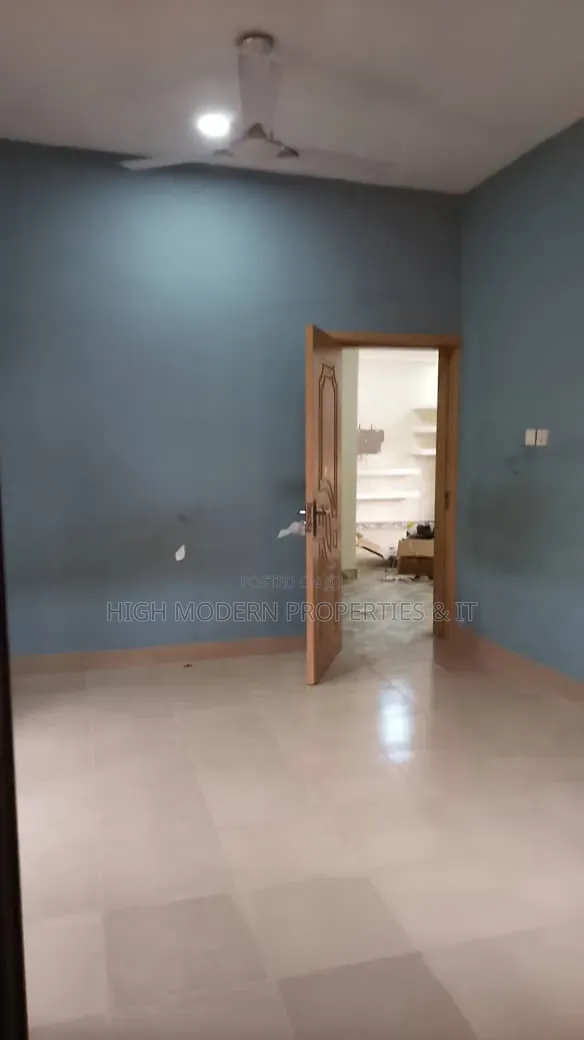 2bdrm Apartment in High Modern, New Town for rent