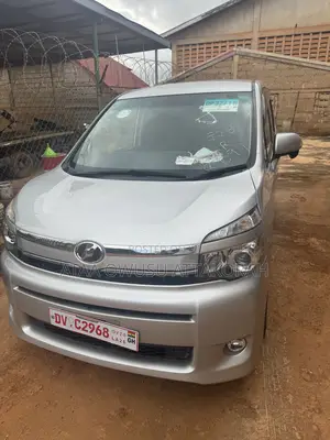 Toyota Voxy 2013 Silver