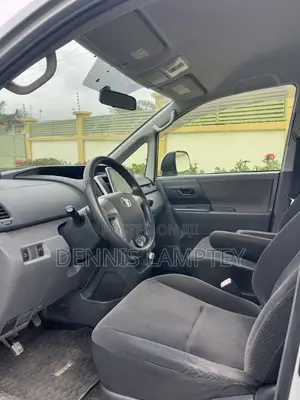 Toyota Voxy 2011 Silver