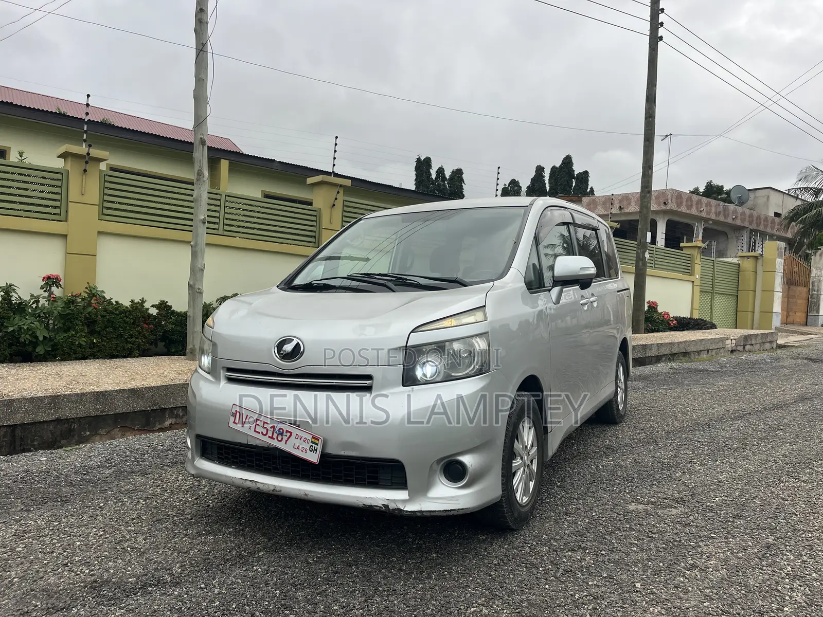 Toyota Voxy 2011 Silver