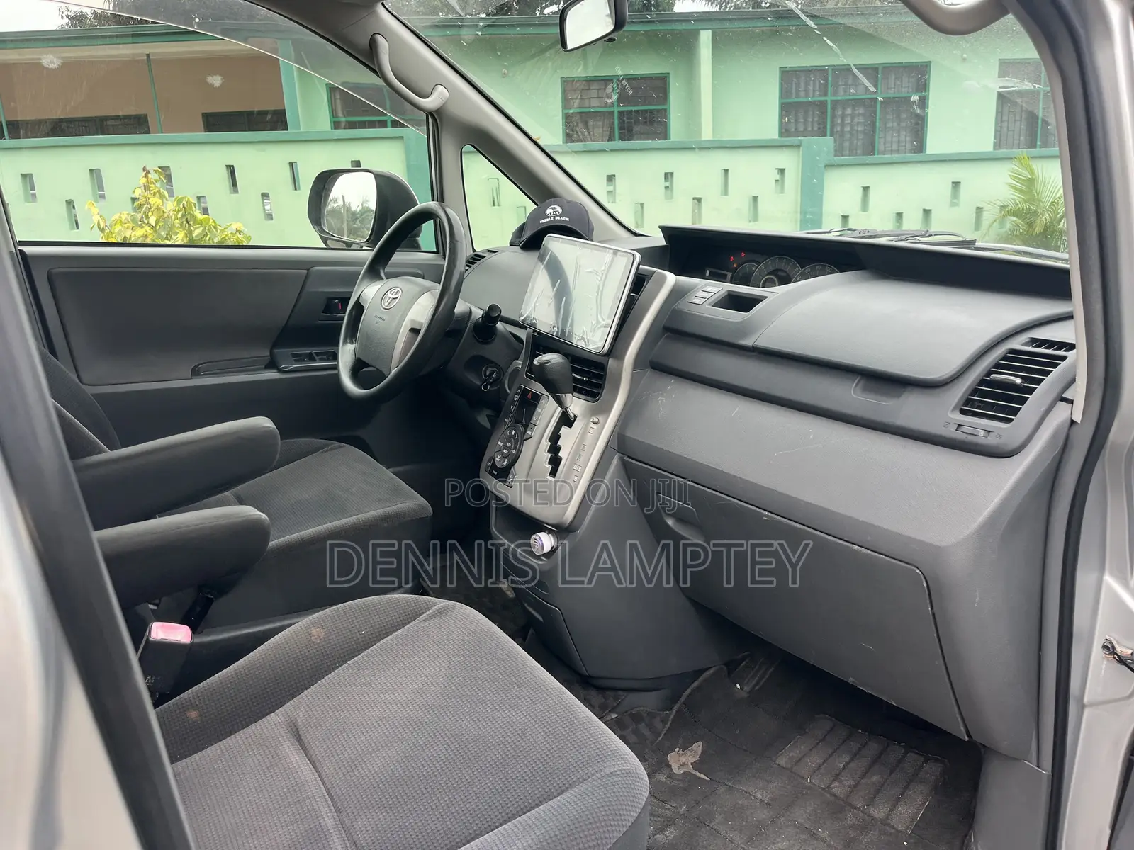 Toyota Voxy 2011 Silver