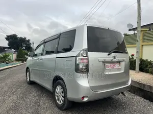 Toyota Voxy 2011 Silver