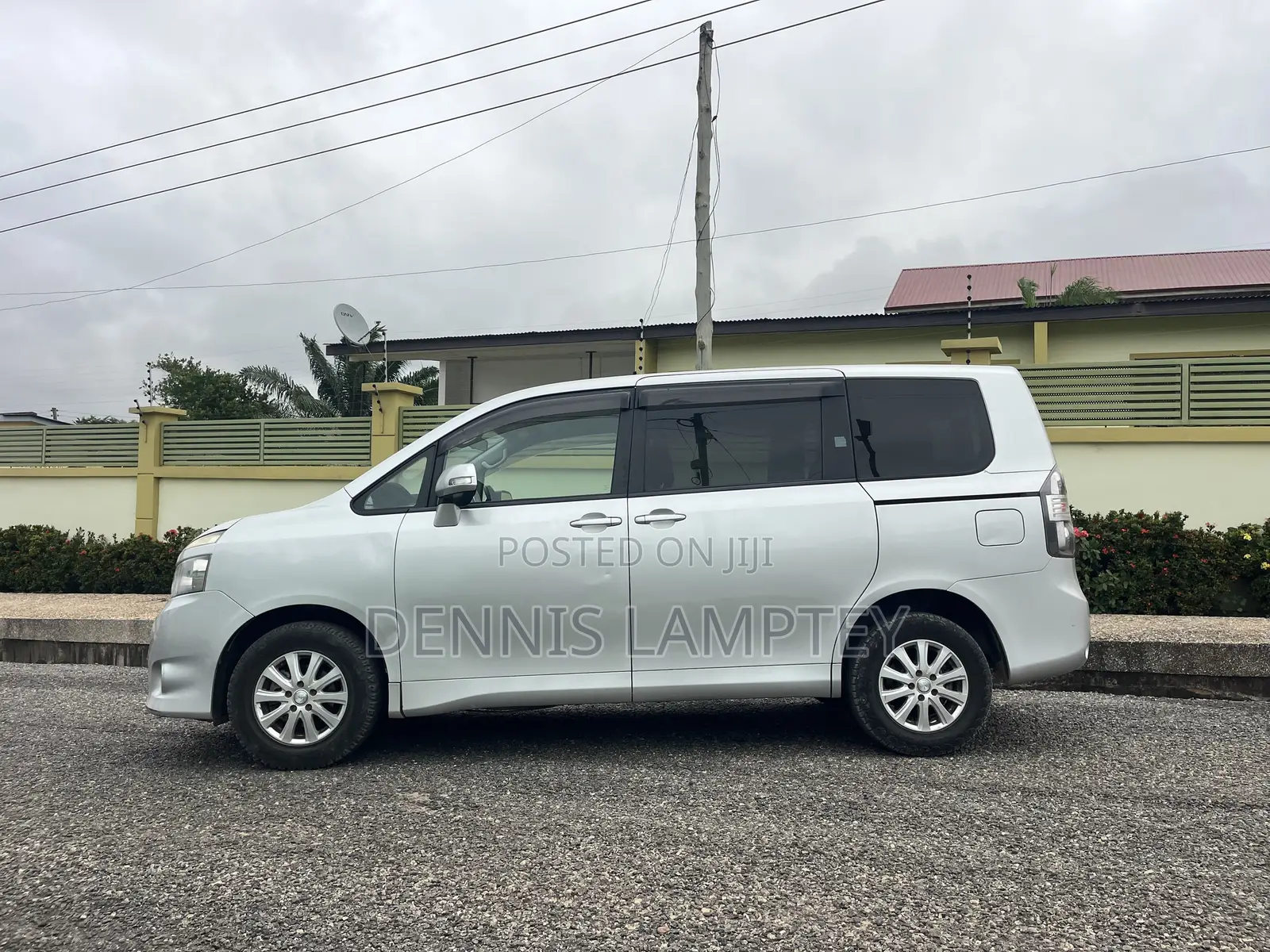 Toyota Voxy 2011 Silver