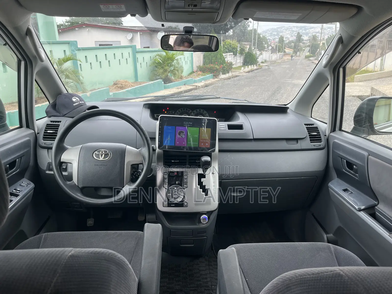 Toyota Voxy 2011 Silver