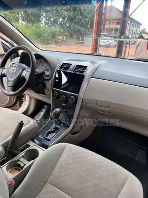 Toyota Corolla LE 4dr Sedan (1.8L 4cyl 4A) 2010 Gold