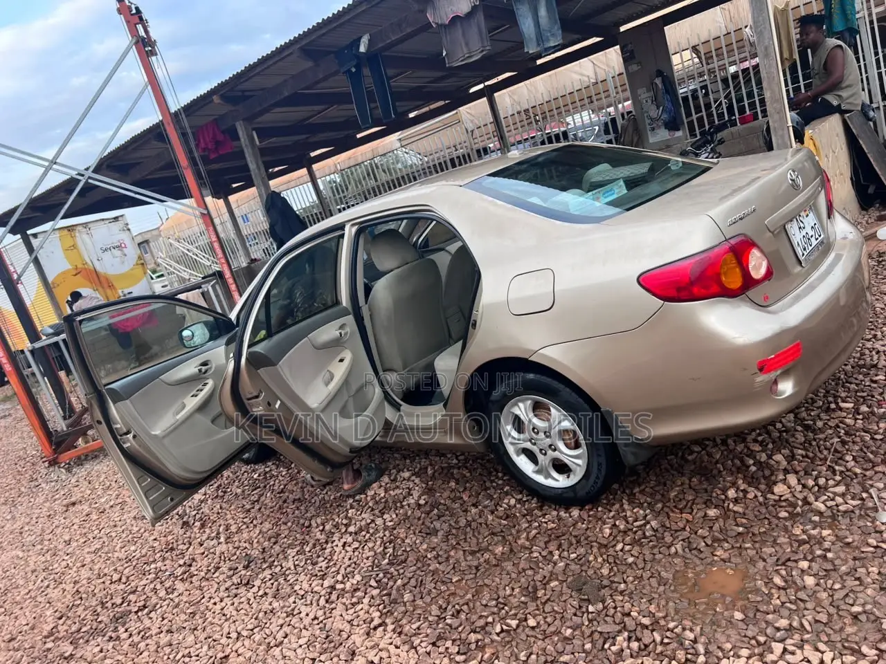 Toyota Corolla LE 4dr Sedan (1.8L 4cyl 4A) 2010 Gold