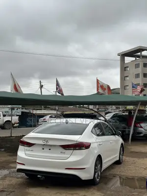 Hyundai Elantra SE Sedan FWD (2.0L 4cyl 6M) 2017 White