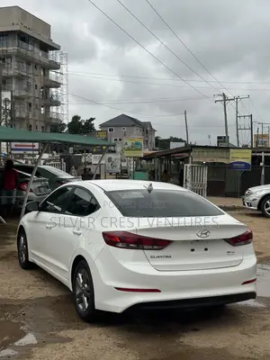 Hyundai Elantra SE Sedan FWD (2.0L 4cyl 6M) 2017 White
