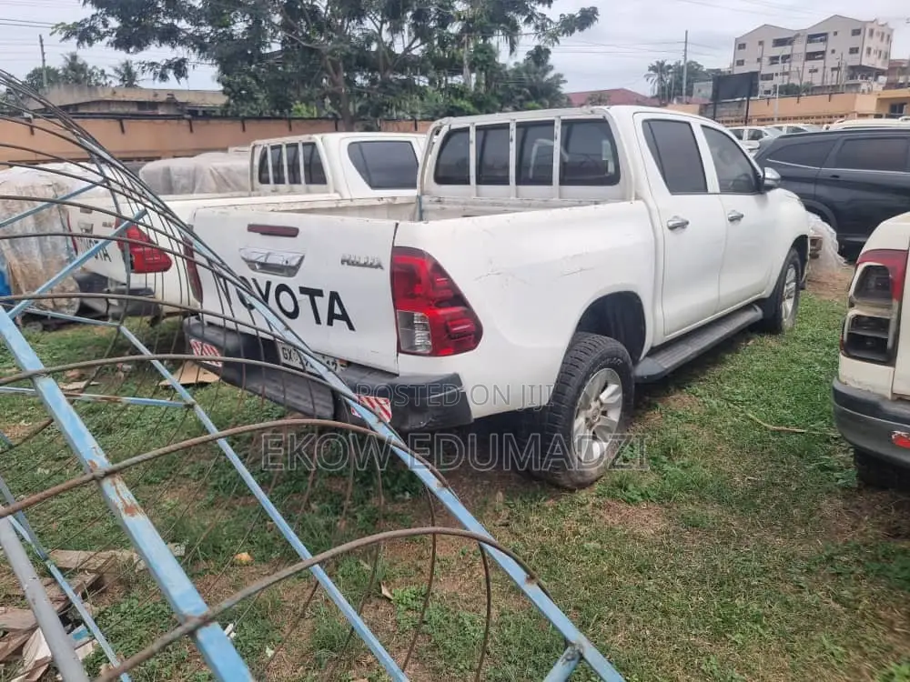 Toyota Hilux Revo Double Cab Deisel 2.4 AWD 2017 White