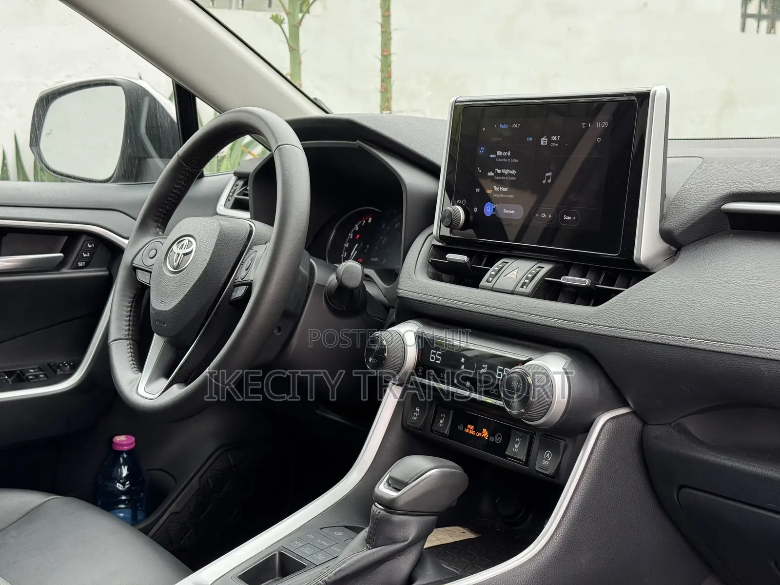 Toyota RAV4 XLE Premium 2025 Silver