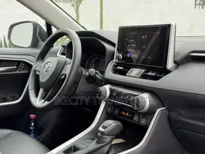 Toyota RAV4 XLE Premium 2025 Silver