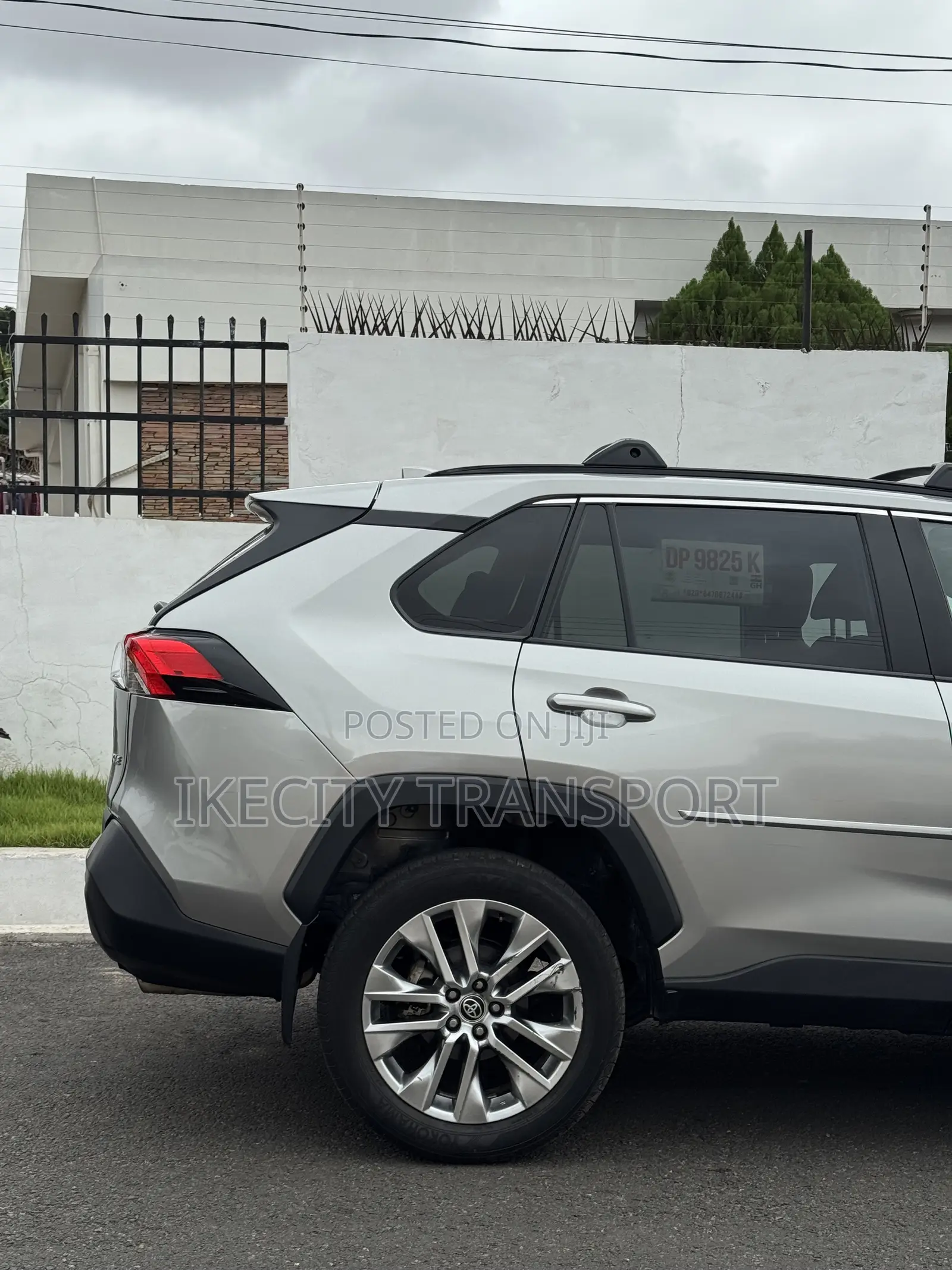 Toyota RAV4 XLE Premium 2025 Silver