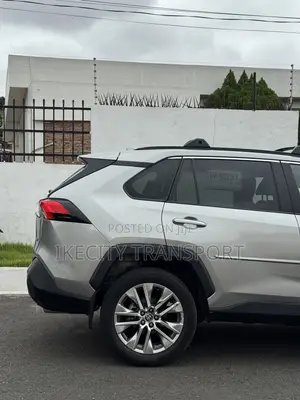 Toyota RAV4 XLE Premium 2025 Silver