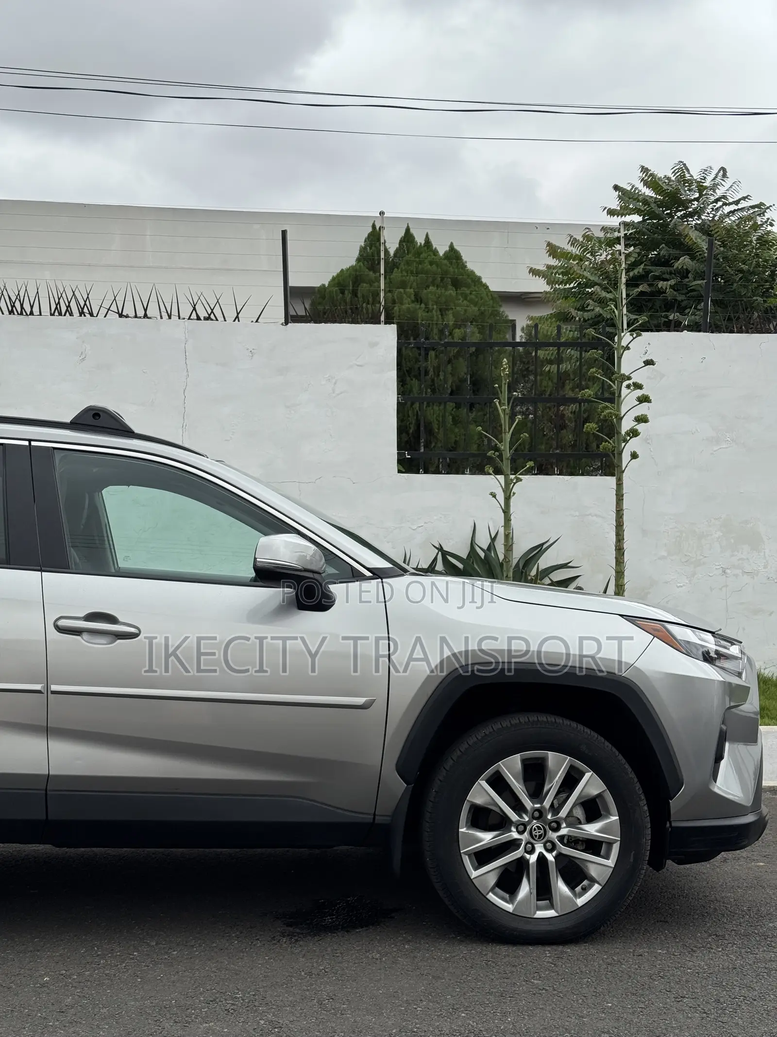Toyota RAV4 XLE Premium 2025 Silver