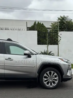 Toyota RAV4 XLE Premium 2025 Silver