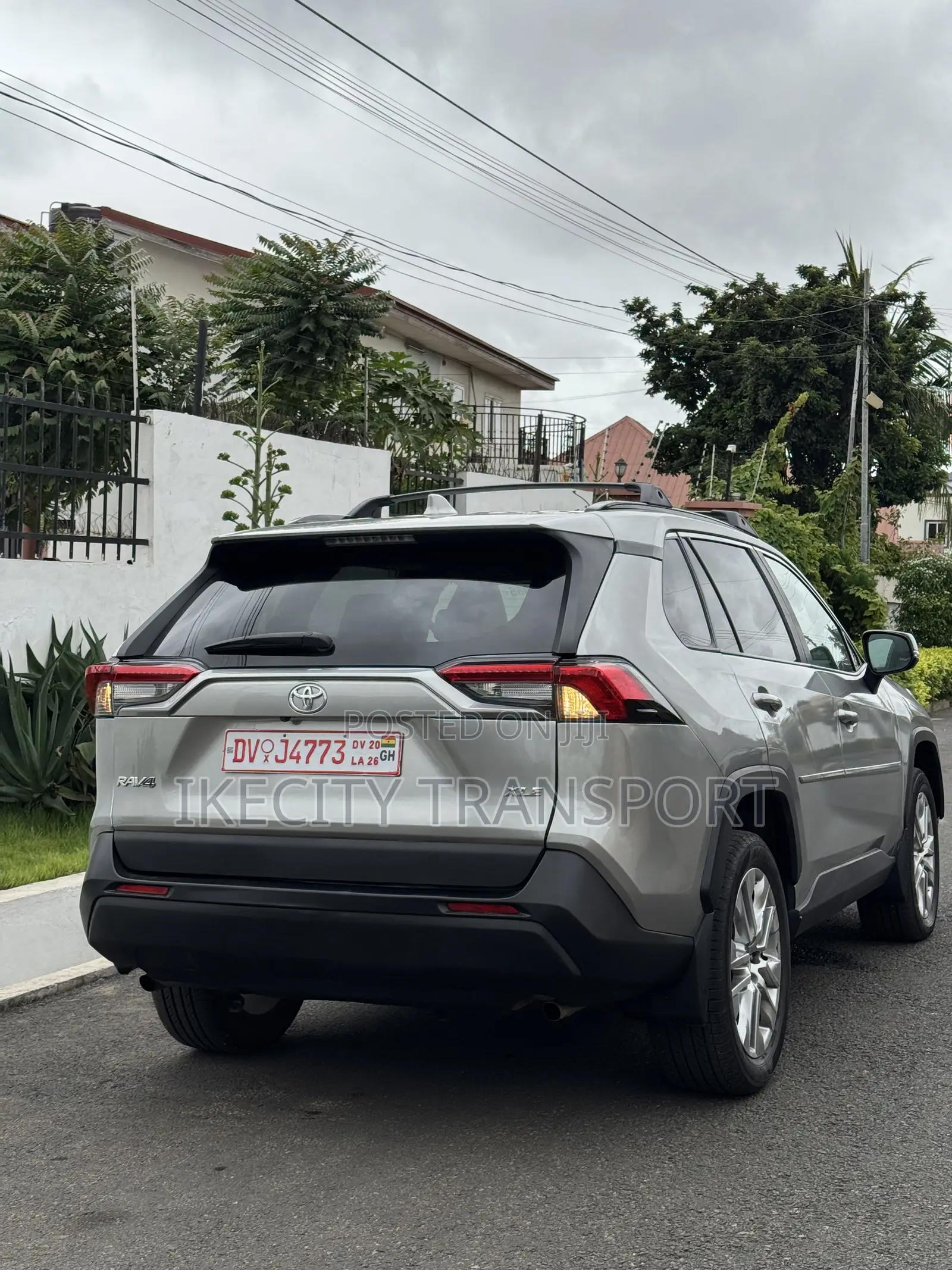 Toyota RAV4 XLE Premium 2025 Silver