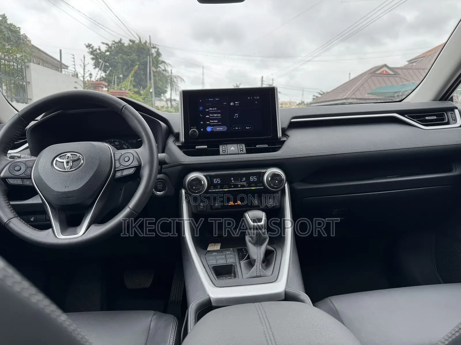 Toyota RAV4 XLE Premium 2025 Silver