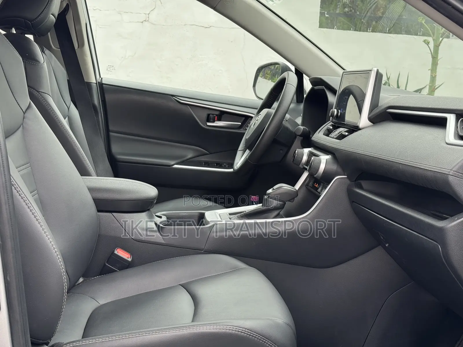 Toyota RAV4 XLE Premium 2025 Silver