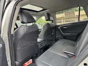 Toyota RAV4 XLE Premium 2025 Silver