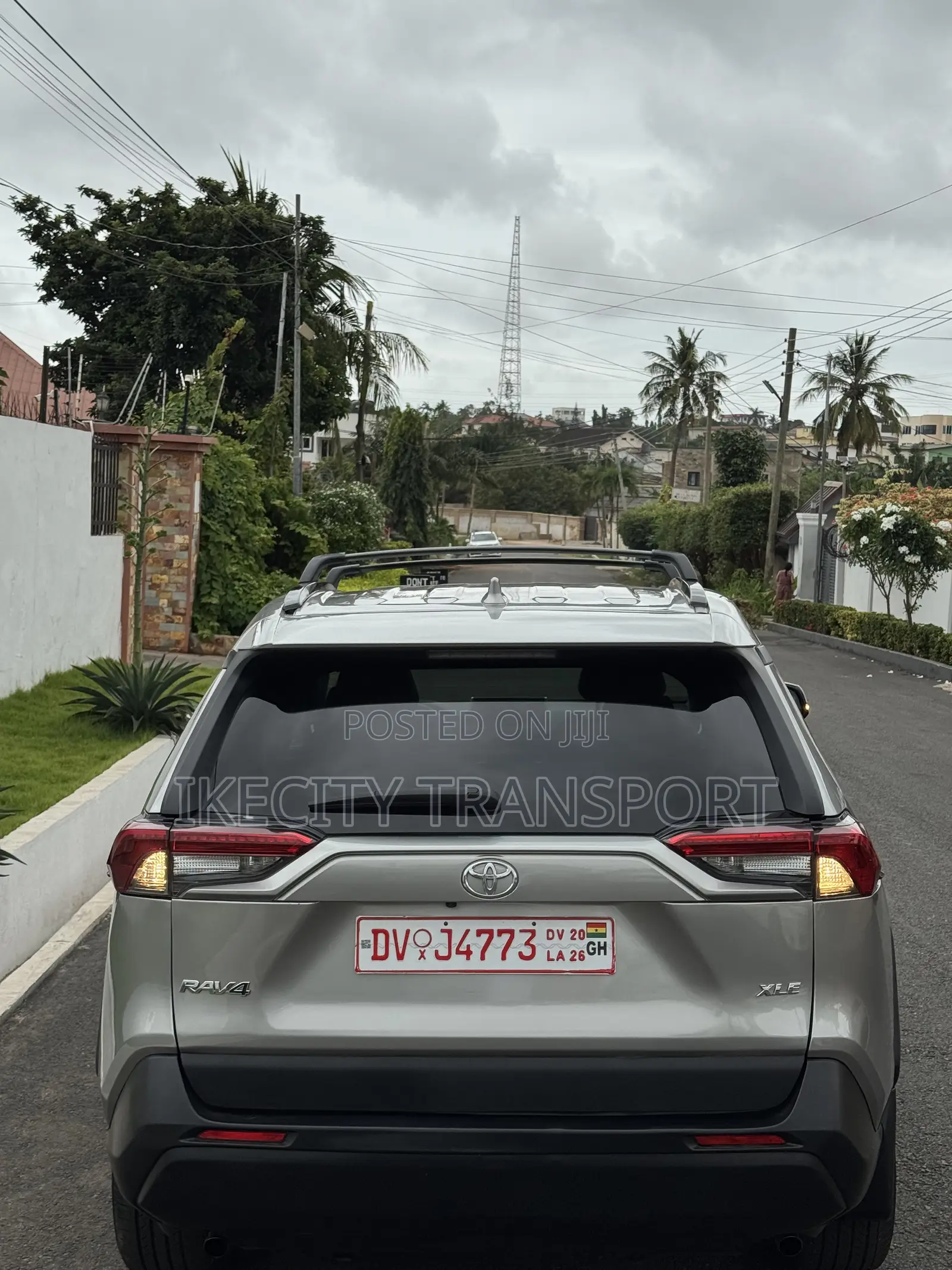 Toyota RAV4 XLE Premium 2025 Silver