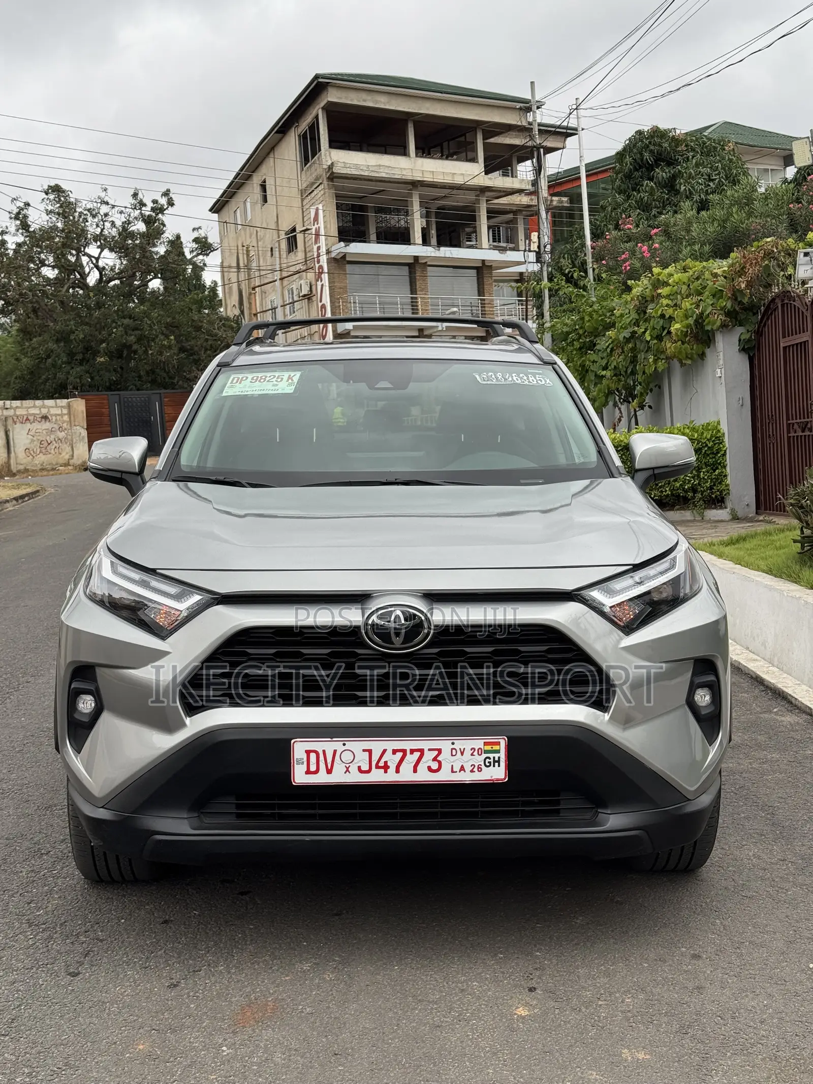 Toyota RAV4 XLE Premium 2025 Silver