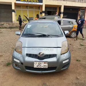 Toyota Vitz 2010 Silver