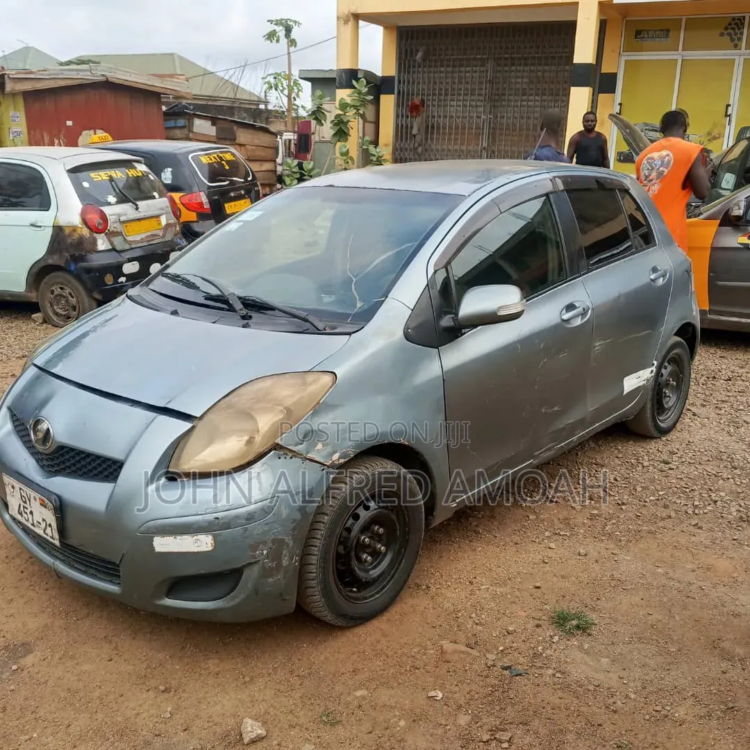 Toyota Vitz 2010 Silver