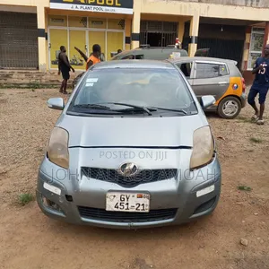Toyota Vitz 2010 Silver