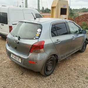 Toyota Vitz 2010 Silver