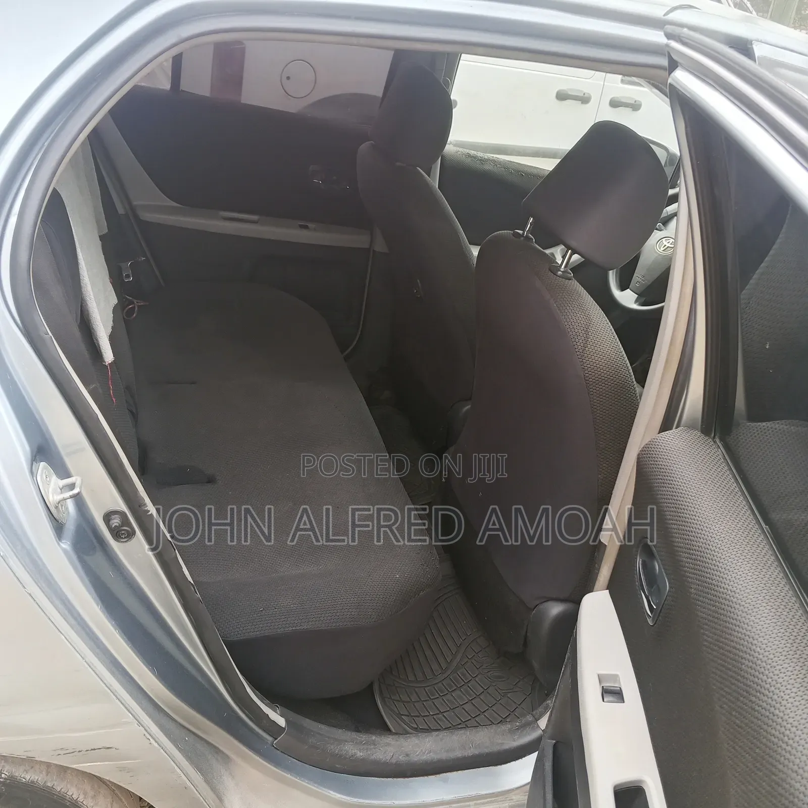 Toyota Vitz 2010 Silver