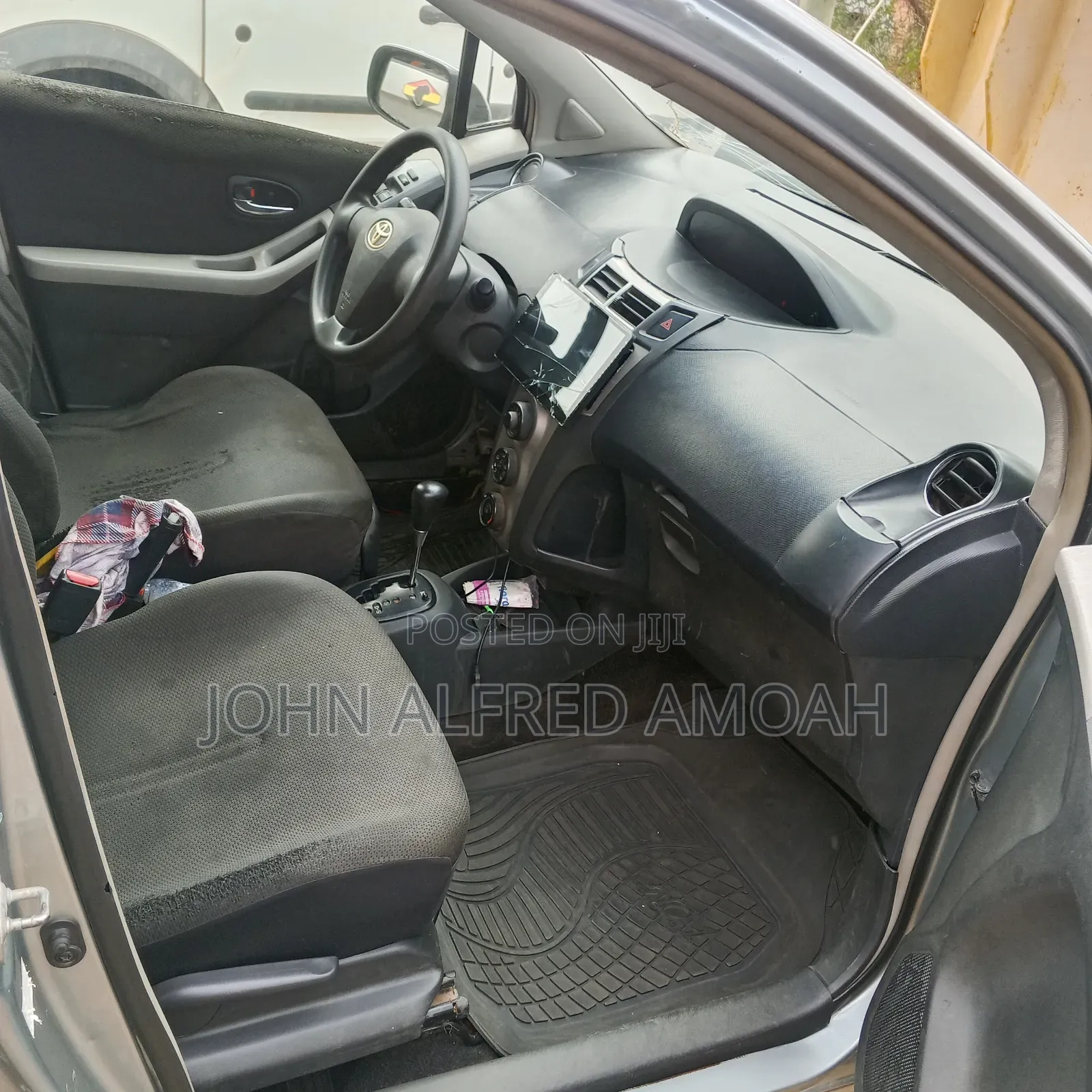 Toyota Vitz 2010 Silver