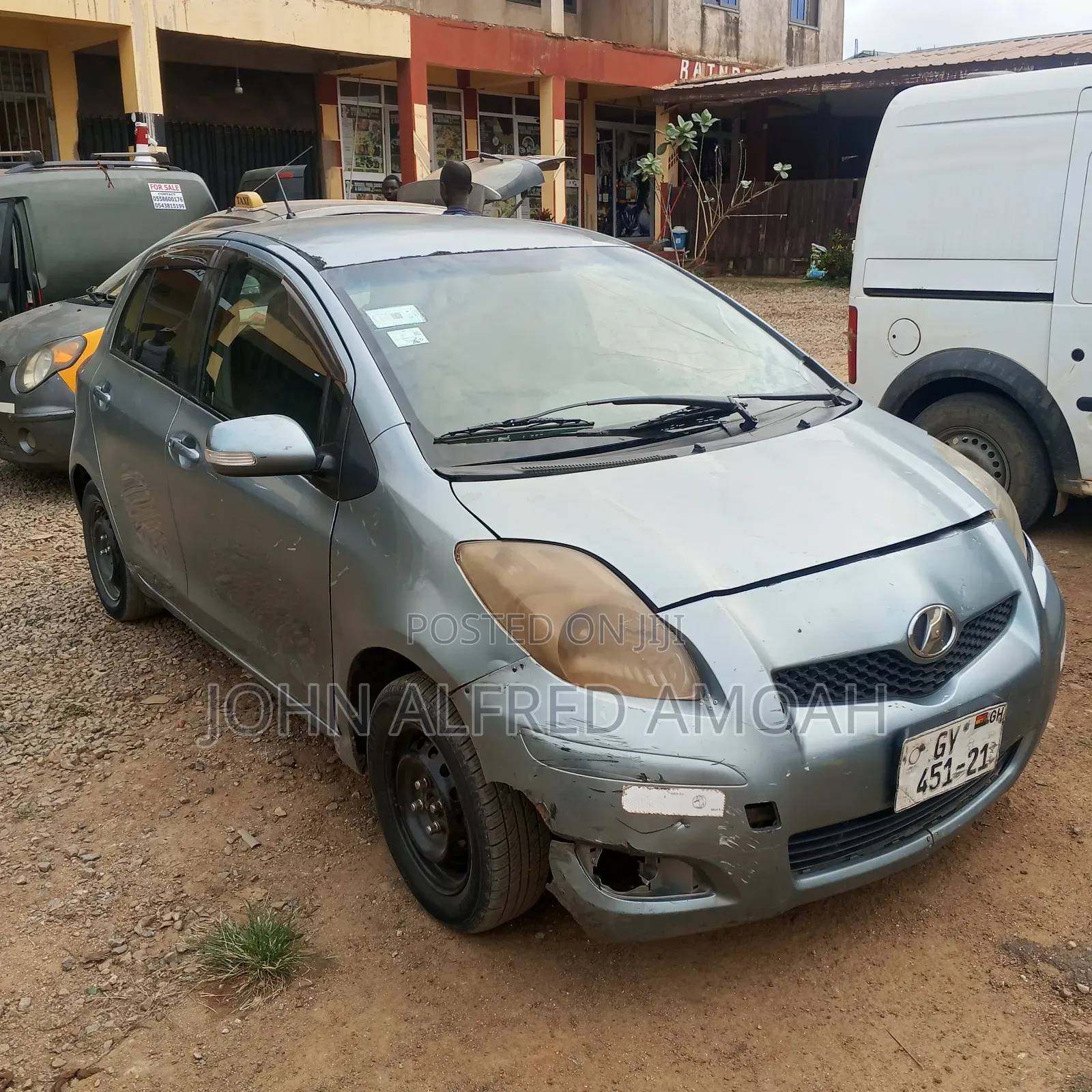 Toyota Vitz 2010 Silver